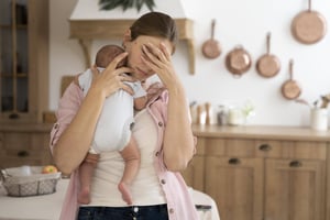 Mother holding baby. Photo by freepik.